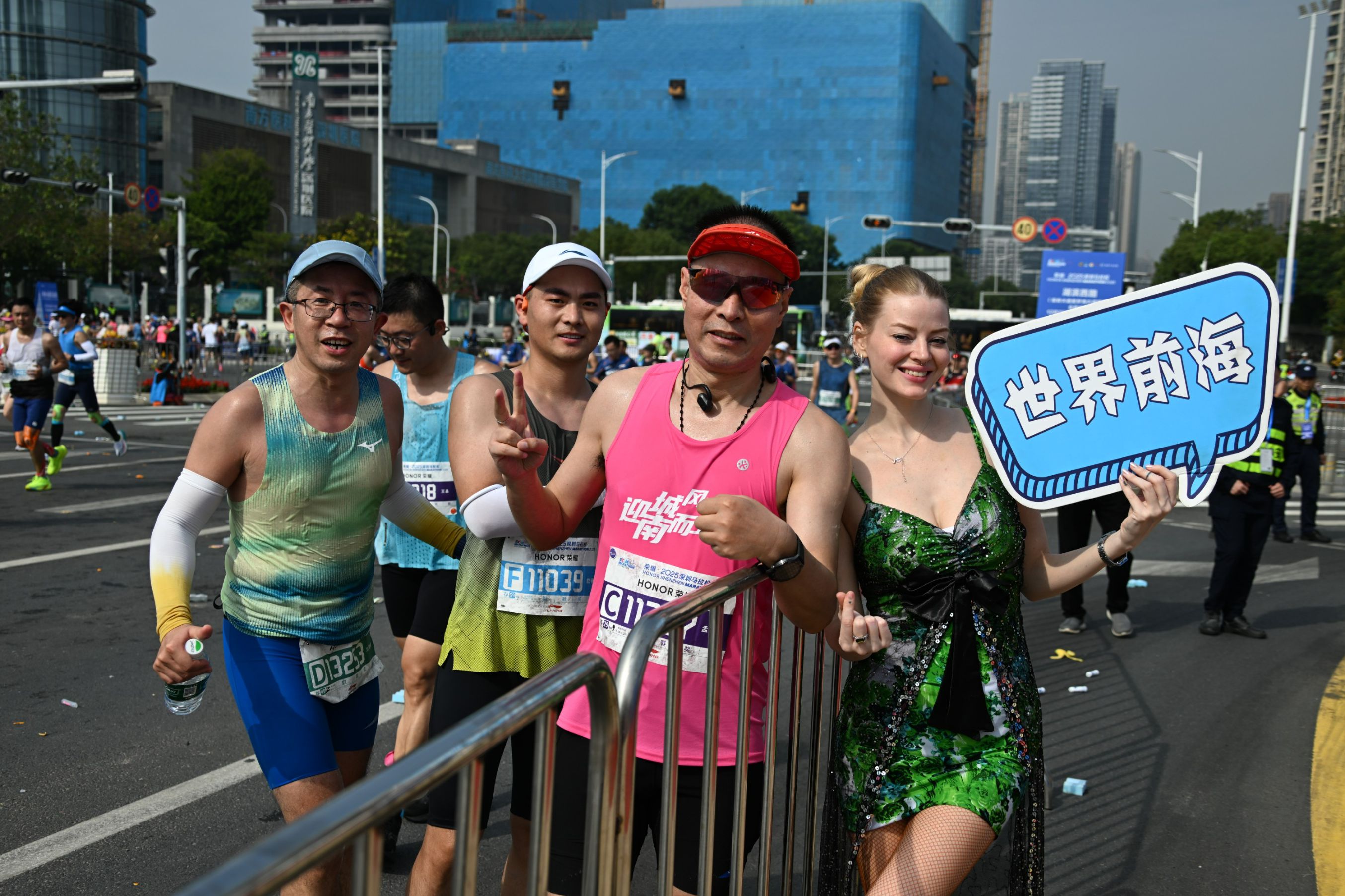5-參跑者在前海石公園前，和多國藝術(shù)家合影加油。.jpg