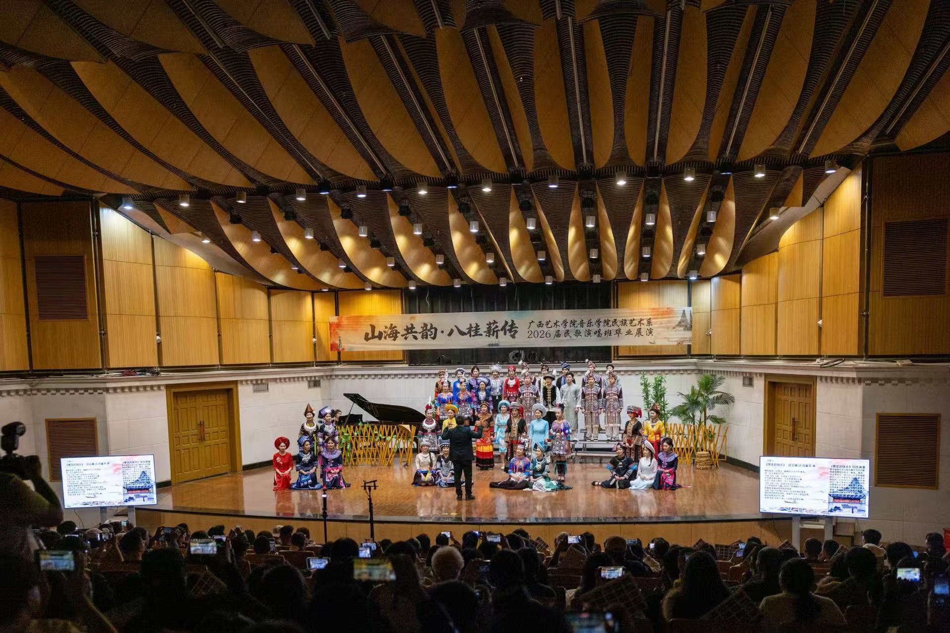 3.《雪花的快樂(lè)》（謝江波 攝).jpg