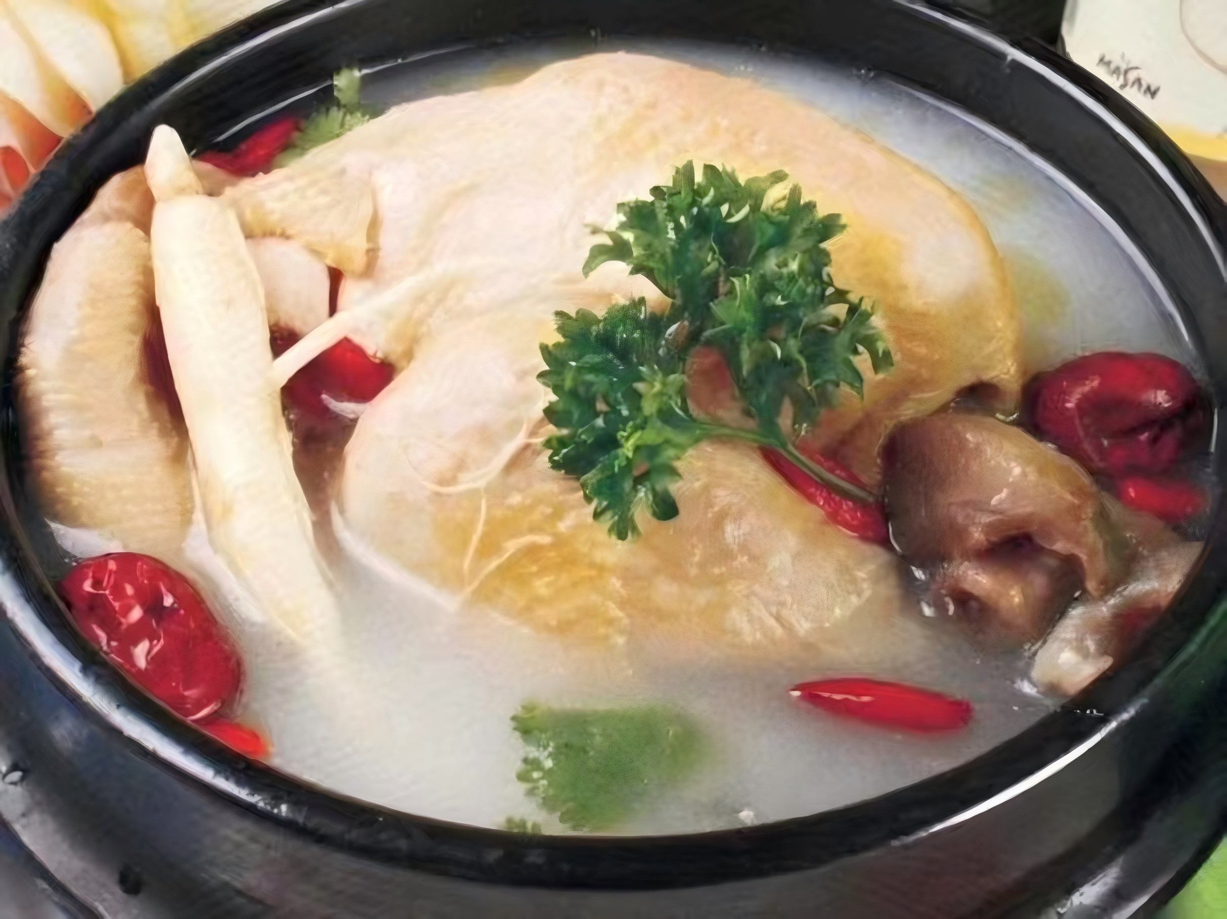 圖說(shuō)三：參雞湯滋補(bǔ)養(yǎng)顏  延邊州委宣傳部 供圖.jpg