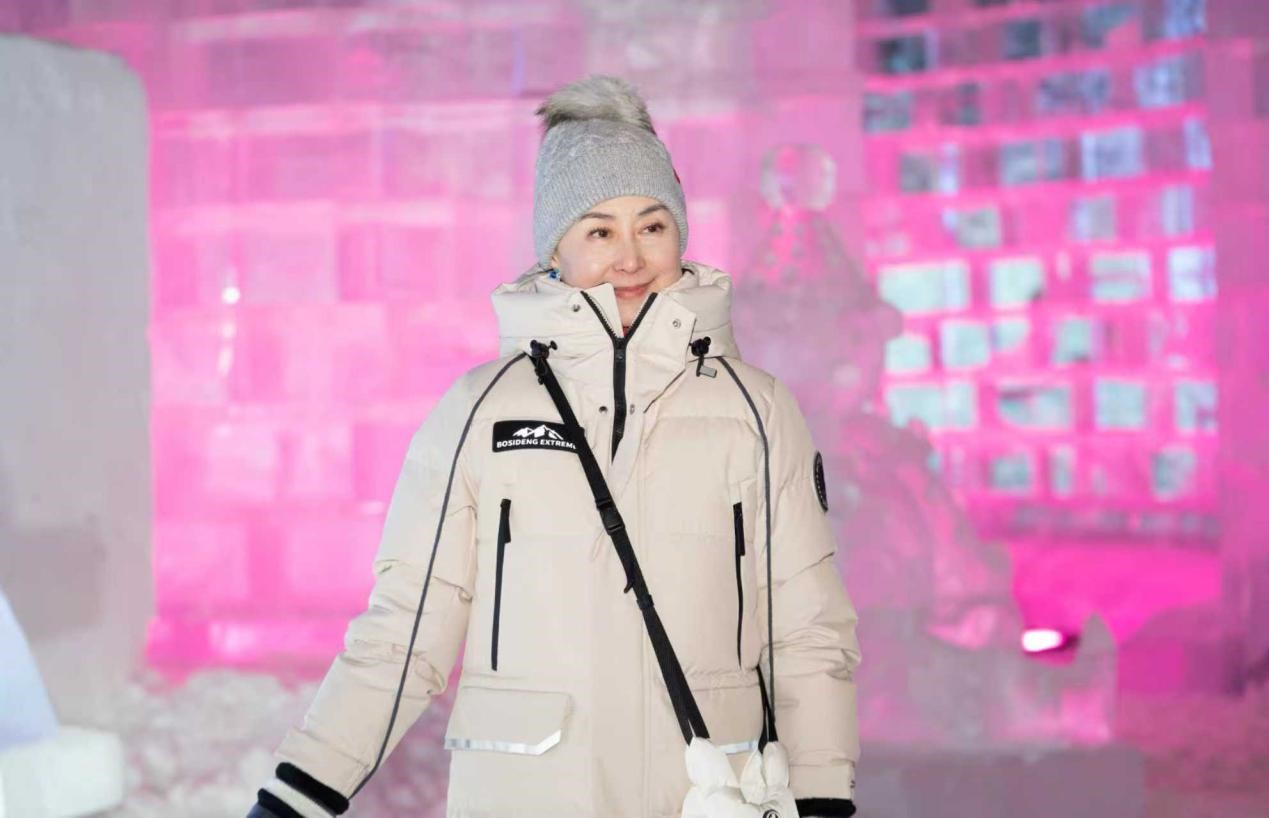 圖一：何超瓊身穿波司登極寒系列羽絨服探索冰雪大世界.jpg