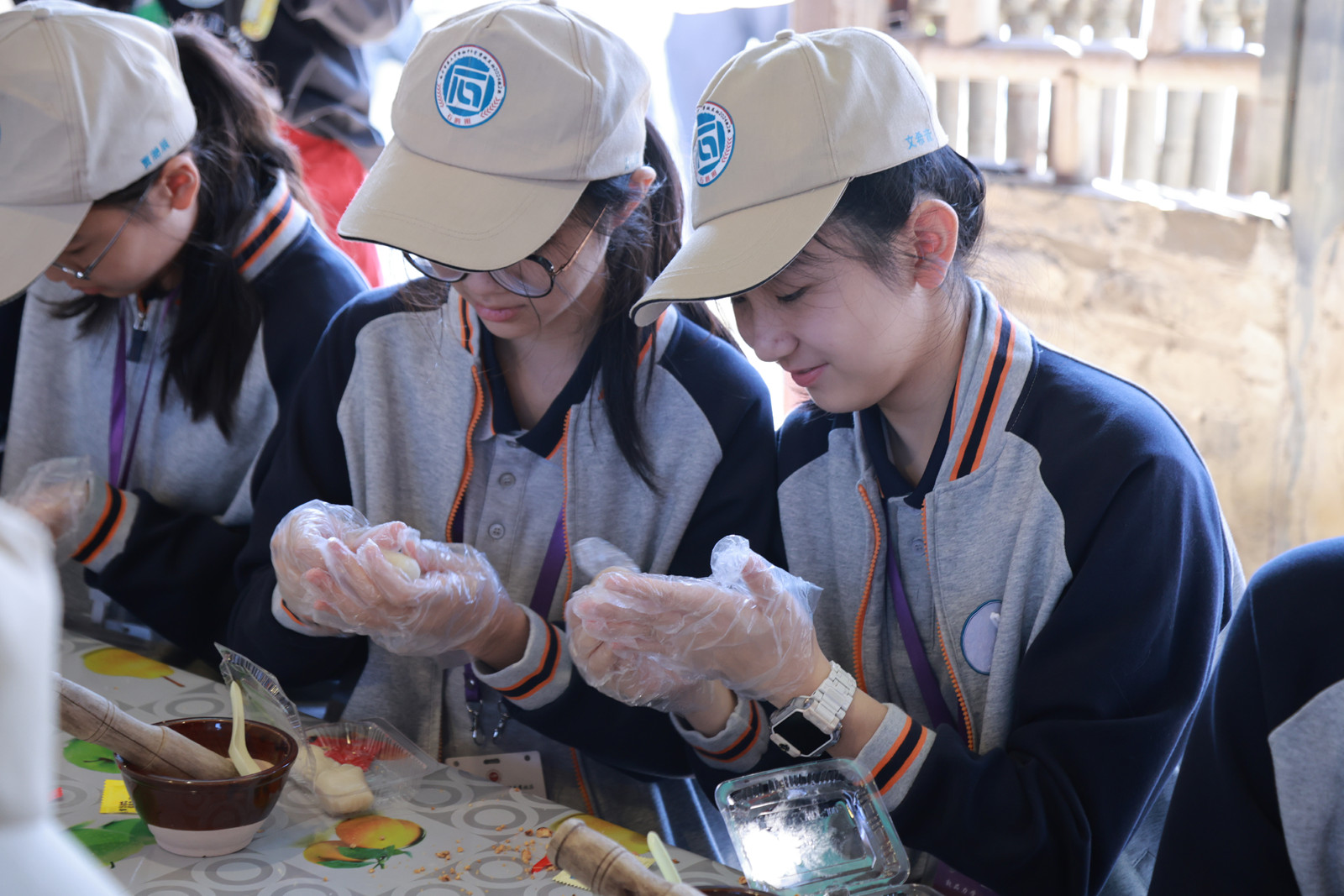 2、打糍粑活動時體驗(yàn)做餡料環(huán)節(jié)（張麗瑩 攝）.jpg