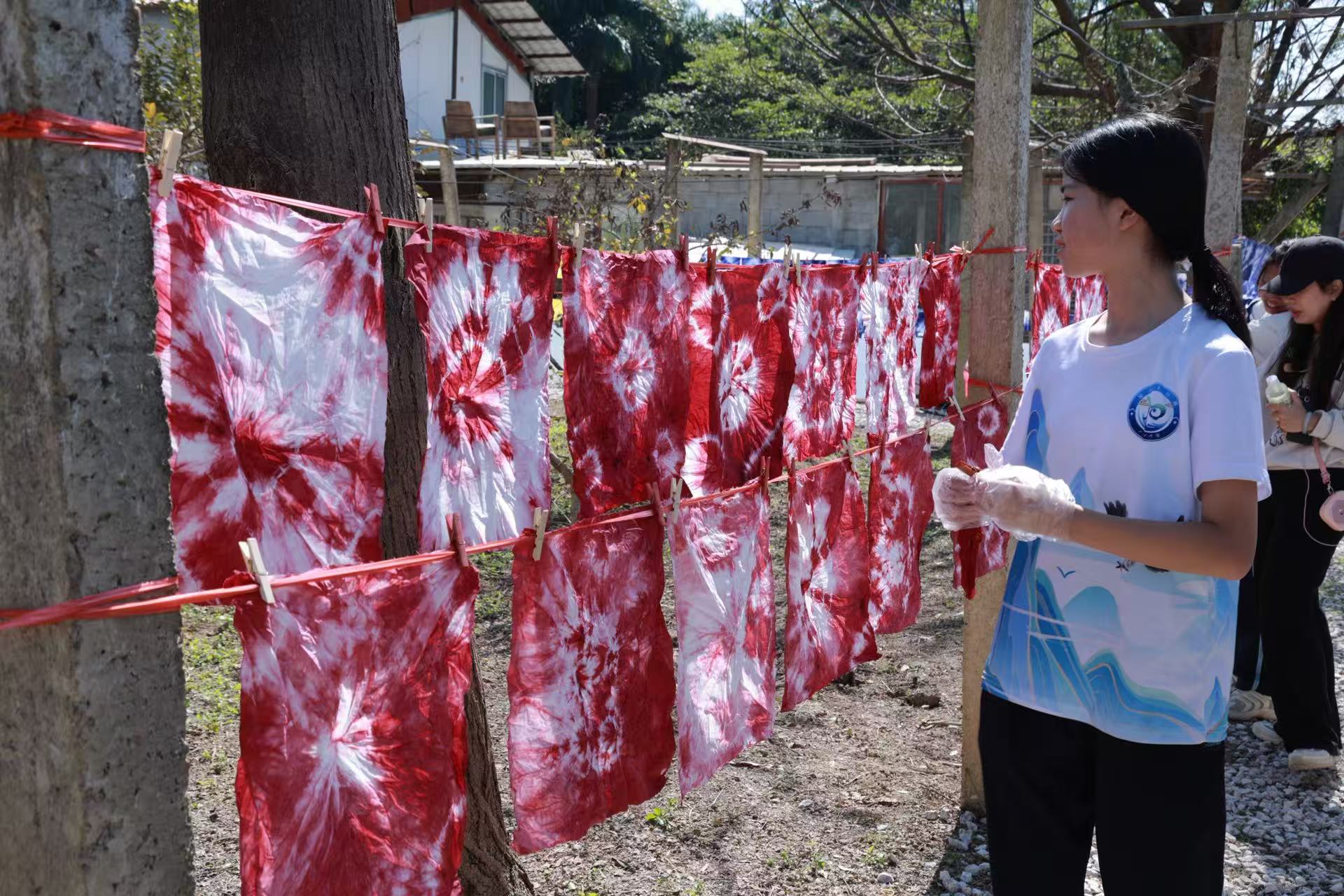 3、體驗(yàn)紮染技藝（張麗瑩 攝）.jpg