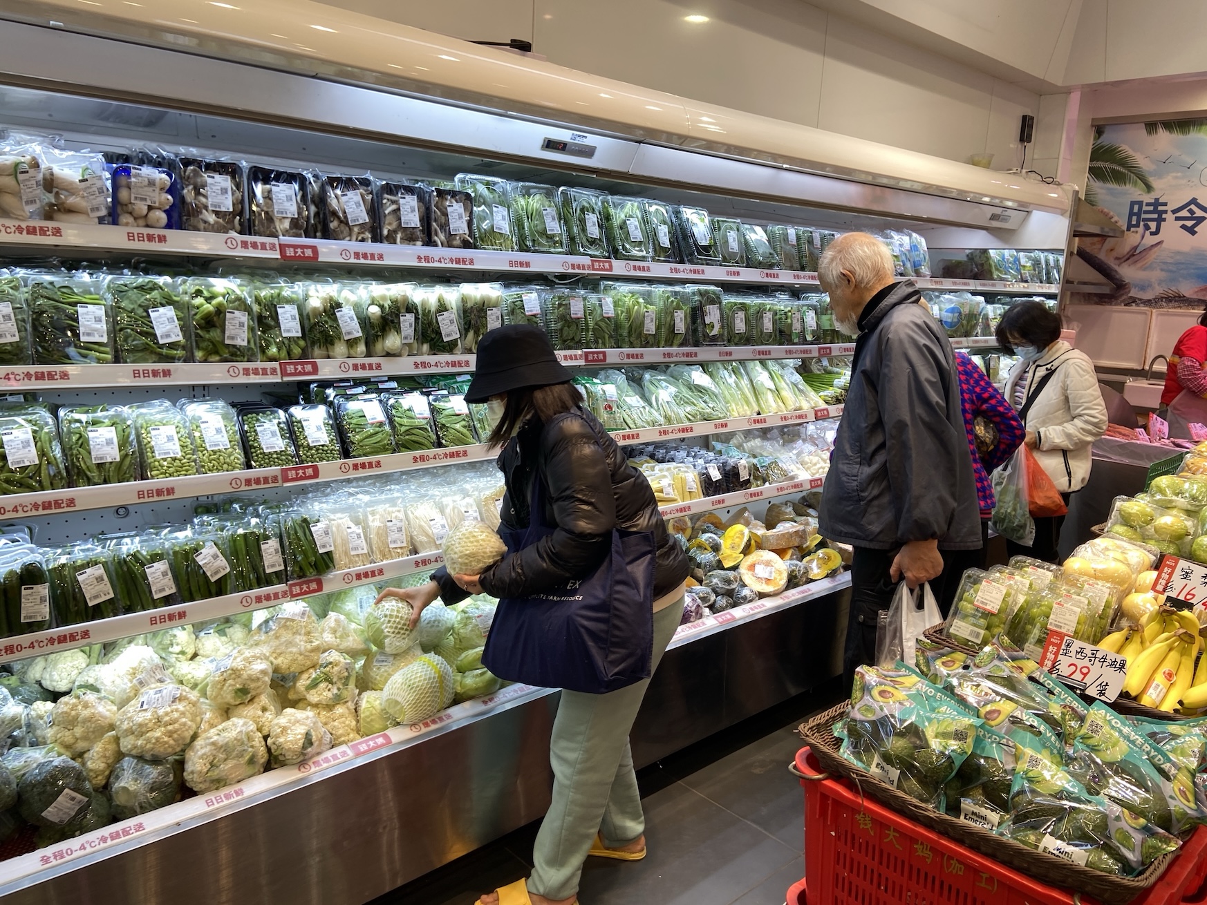 香港居民正在門店購(gòu)買生鮮食材.jpg